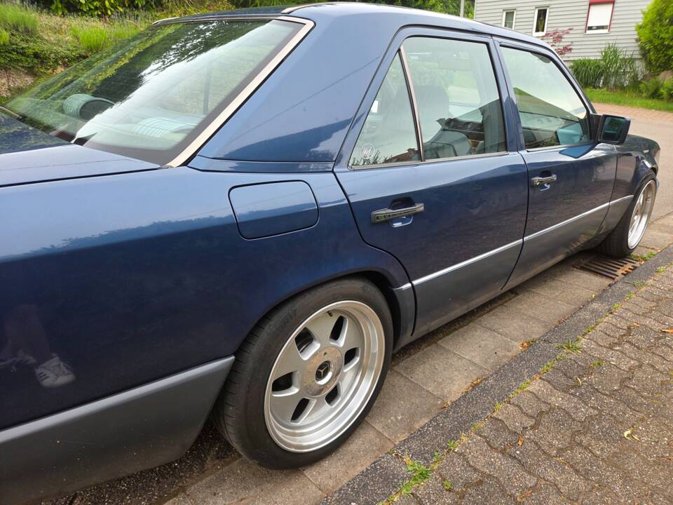 Afbeelding 21/54 van Mercedes-Benz 200 E (1992)
