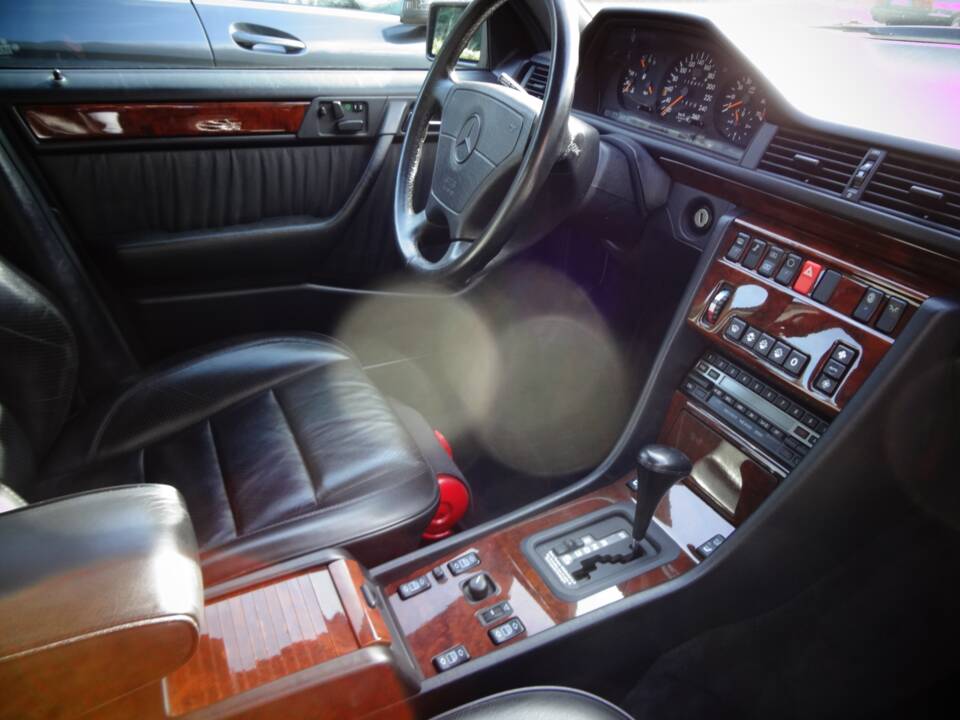 Bild 1/10 von Mercedes-Benz 500 E (1993)