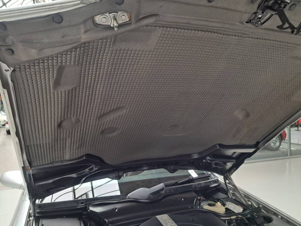 Image 29/50 of Mercedes-Benz SL 320 (1998)