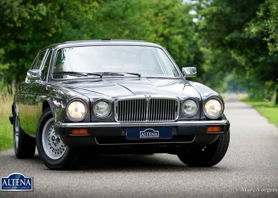 Image 7/57 de Jaguar XJ 12 (1986)