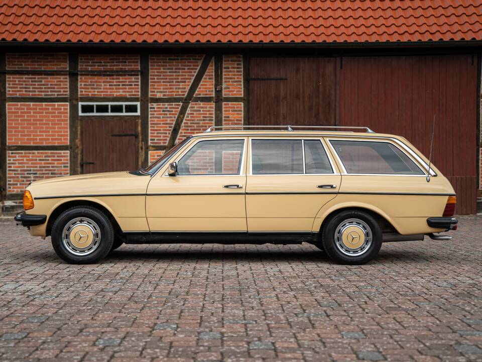 Image 9/53 de Mercedes-Benz 200 T (1982)
