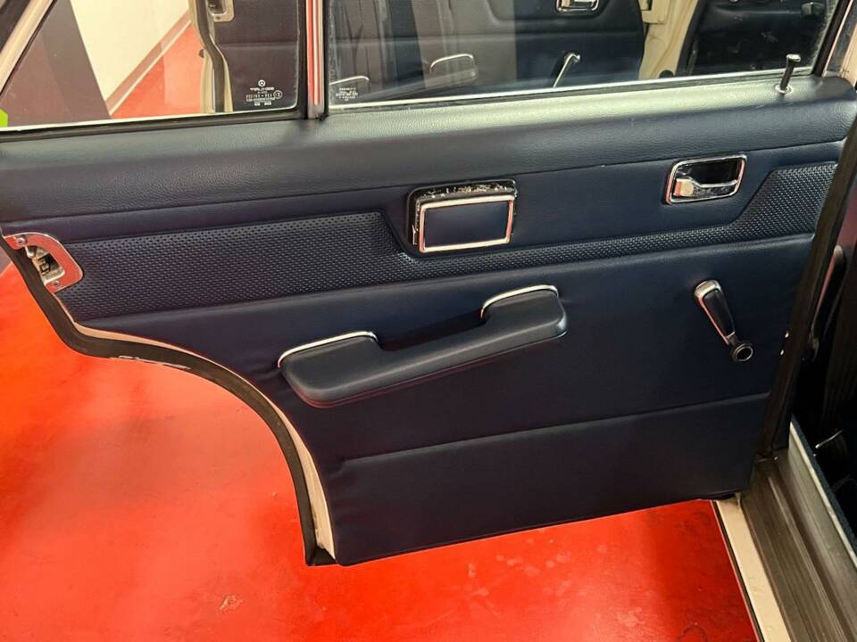 Image 27/46 of Mercedes-Benz 220 D (1972)