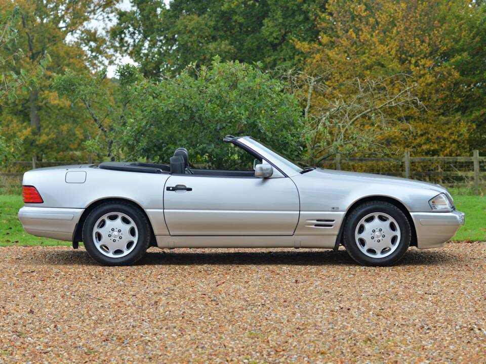 Image 2/12 of Mercedes-Benz SL 320 (1997)