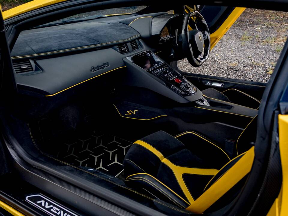 Image 13/21 of Lamborghini Aventador LP 750-4 SV (2016)