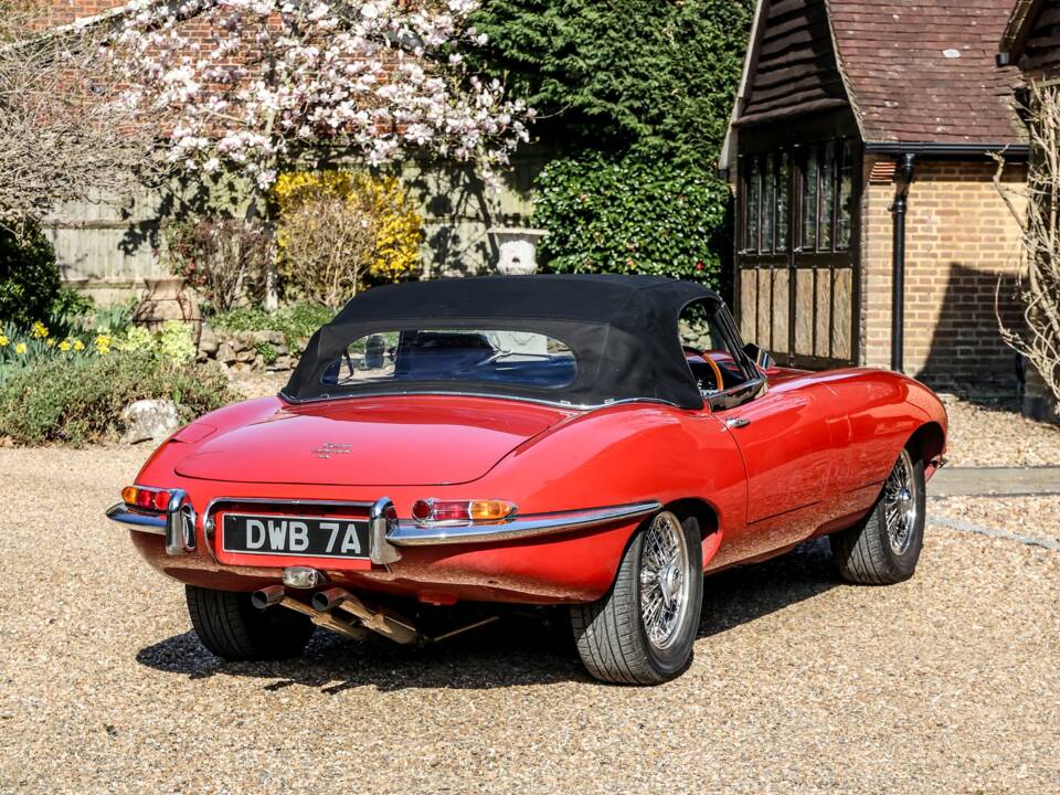 Image 7/41 de Jaguar E-Type (1968)