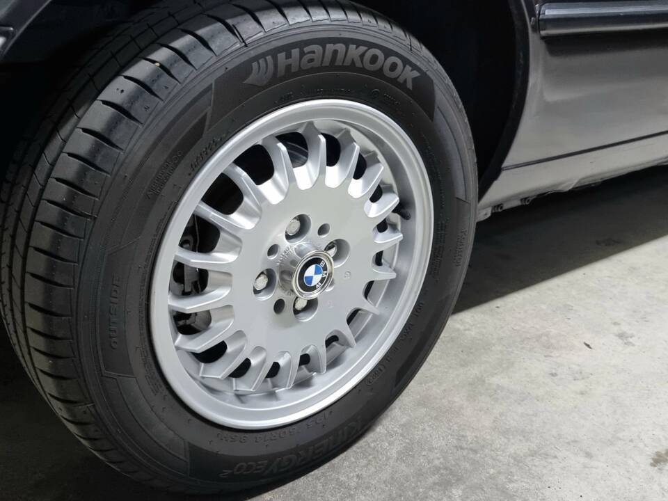 Image 8/100 of BMW 323i (1984)
