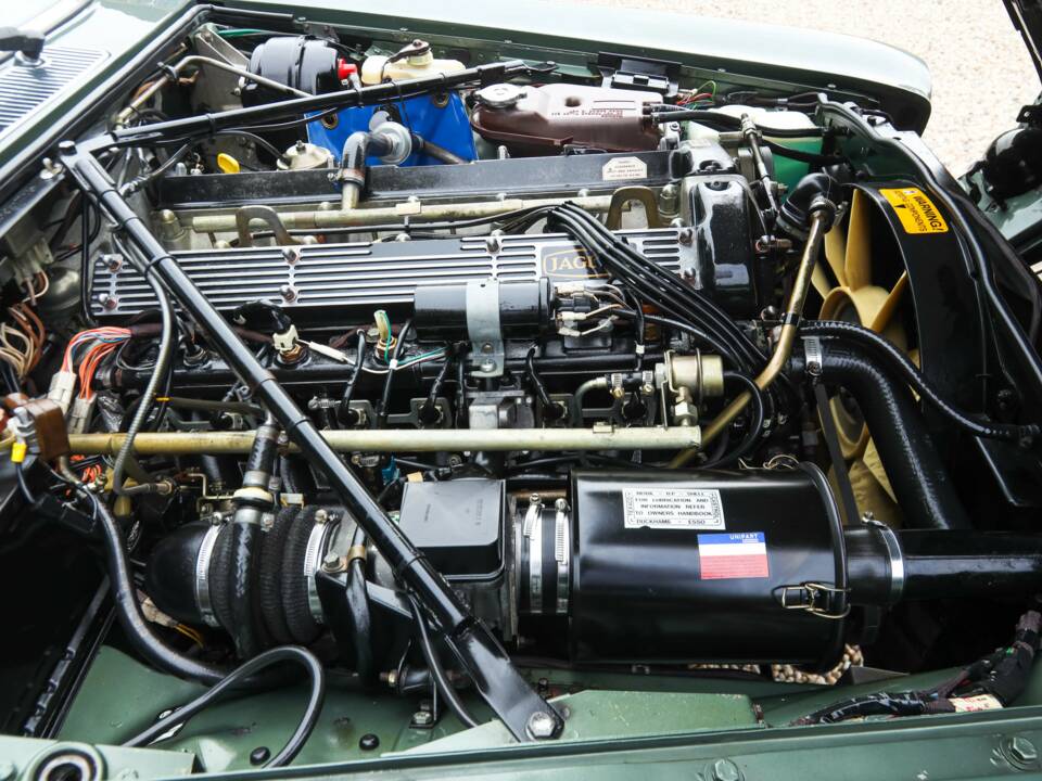 Image 9/50 of Jaguar XJ 6 4.2 (1985)