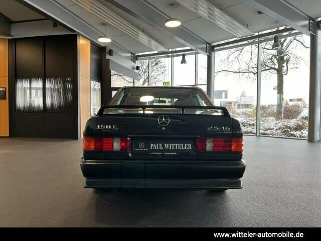 Image 11/28 de Mercedes-Benz 190 E 2.5-16 (1990)