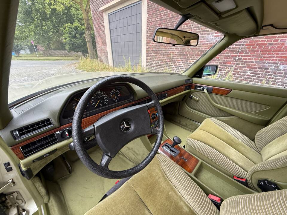 Image 17/34 of Mercedes-Benz 380 SE (1980)