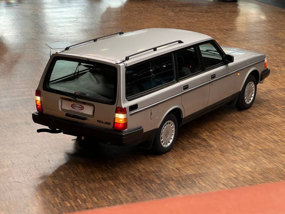 Bild 9/36 von Volvo 240 Polar (1990)