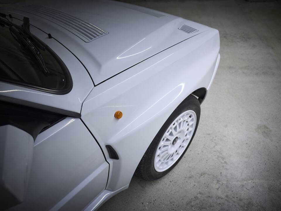 Image 12/93 of Lancia Delta HF Integrale Evoluzione I (1992)