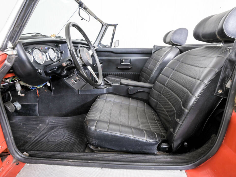 Image 23/50 of MG MGB (1976)