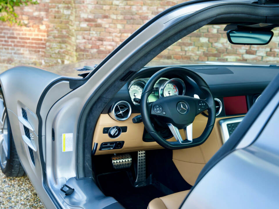 Imagen 11/50 de Mercedes-Benz SLS AMG (2011)