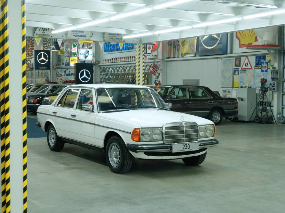 Bild 15/50 von Mercedes-Benz 230 (1977)