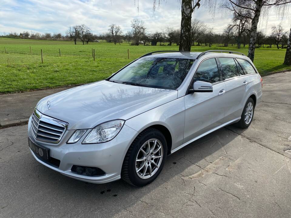 Image 1/27 of Mercedes-Benz E 200 CDI BlueEFFICIENCY T (2010)