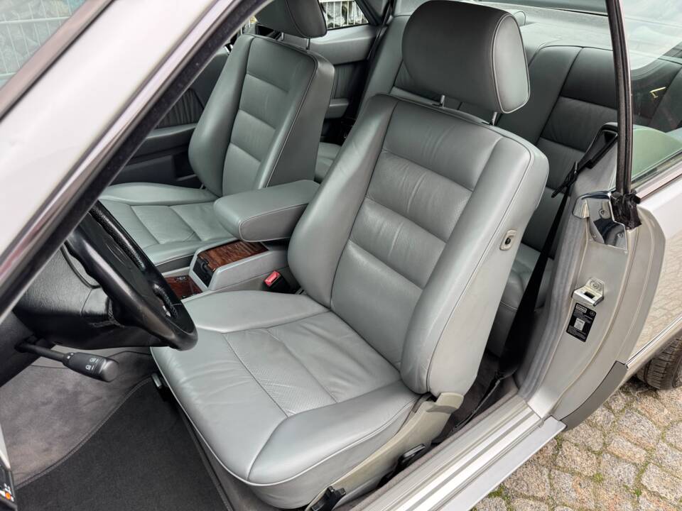 Imagen 32/100 de Mercedes-Benz 300 CE (1992)