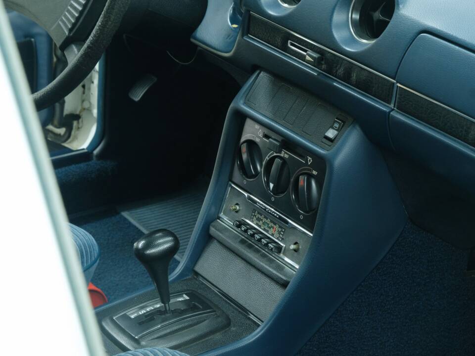 Bild 37/50 von Mercedes-Benz 230 (1977)