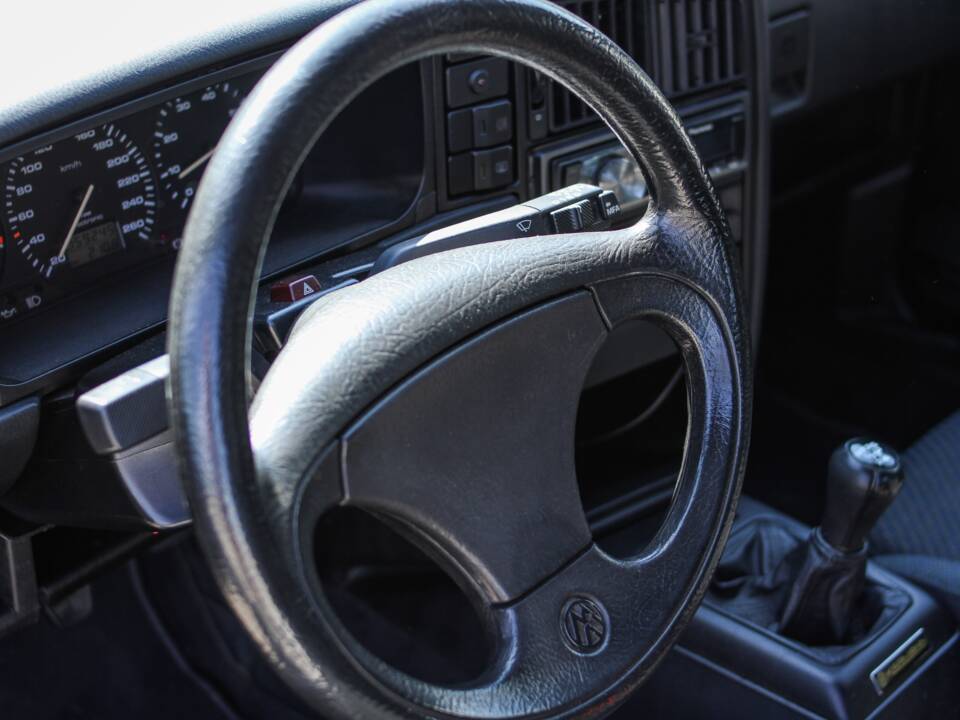Image 18/31 of Volkswagen Corrado VR6 2.8 (1992)
