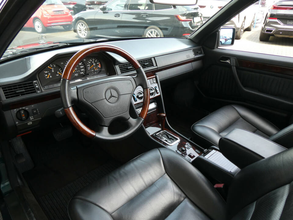 Image 9/26 of Mercedes-Benz E 220 (1996)