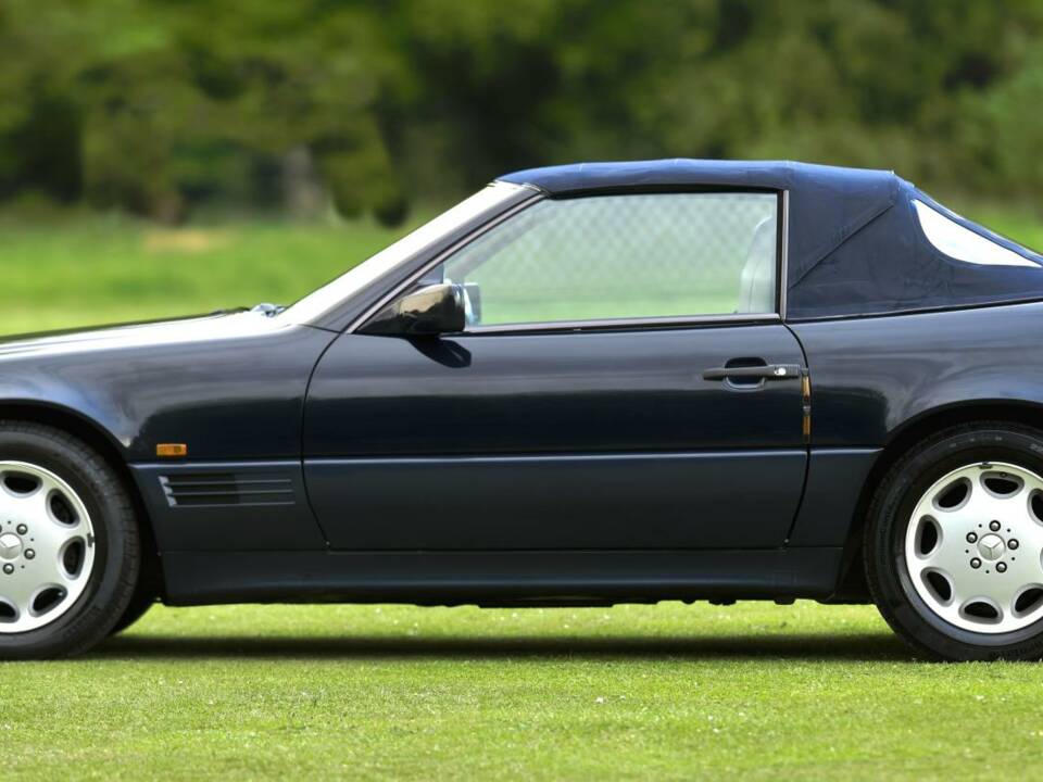 Image 29/50 of Mercedes-Benz SL 500 (1995)