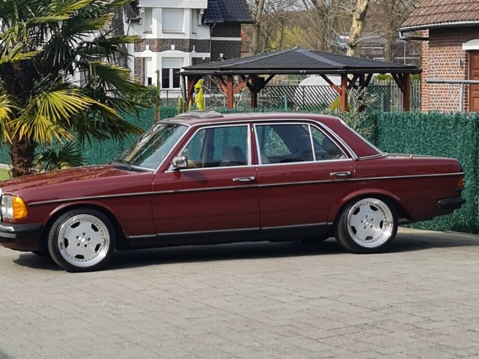 Bild 1/11 von Mercedes-Benz 230 E (1982)