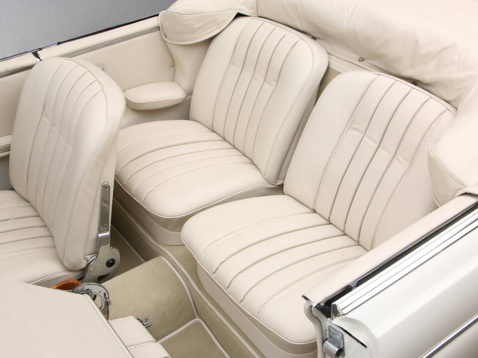 Image 16/27 of Mercedes-Benz 300 SE (1967)