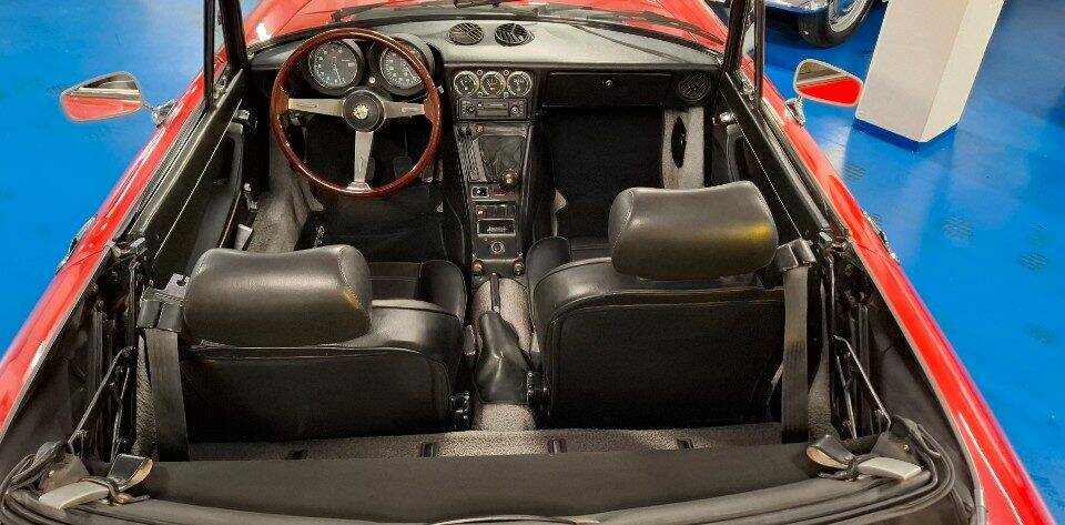 Image 7/43 of Alfa Romeo Spider Veloce 2000 (1982)