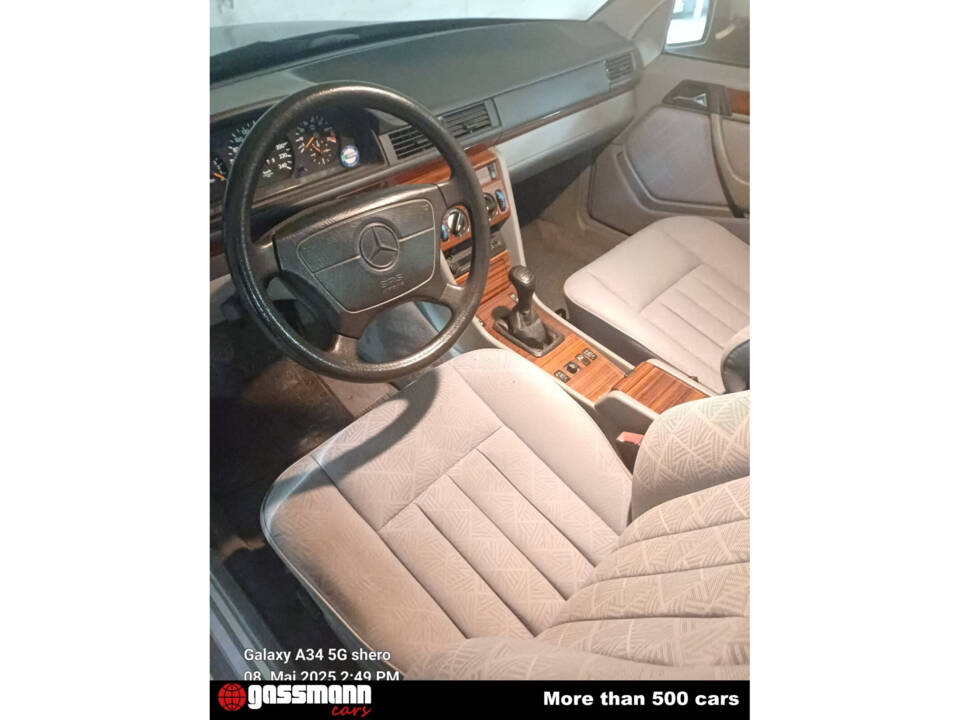 Imagen 9/14 de Mercedes-Benz E 220 T (1994)
