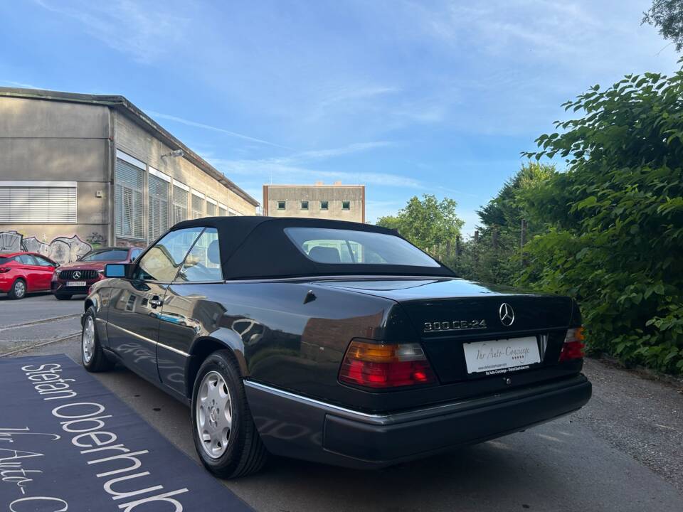 Image 27/47 of Mercedes-Benz 300 CE-24 (1992)