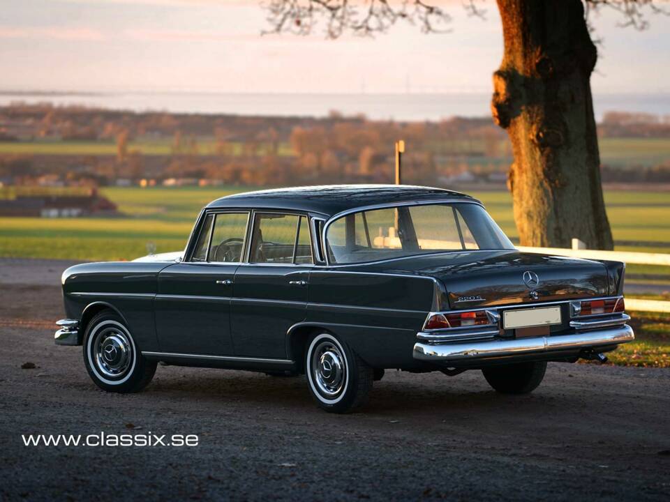 Image 2/24 of Mercedes-Benz 220 S b (1965)