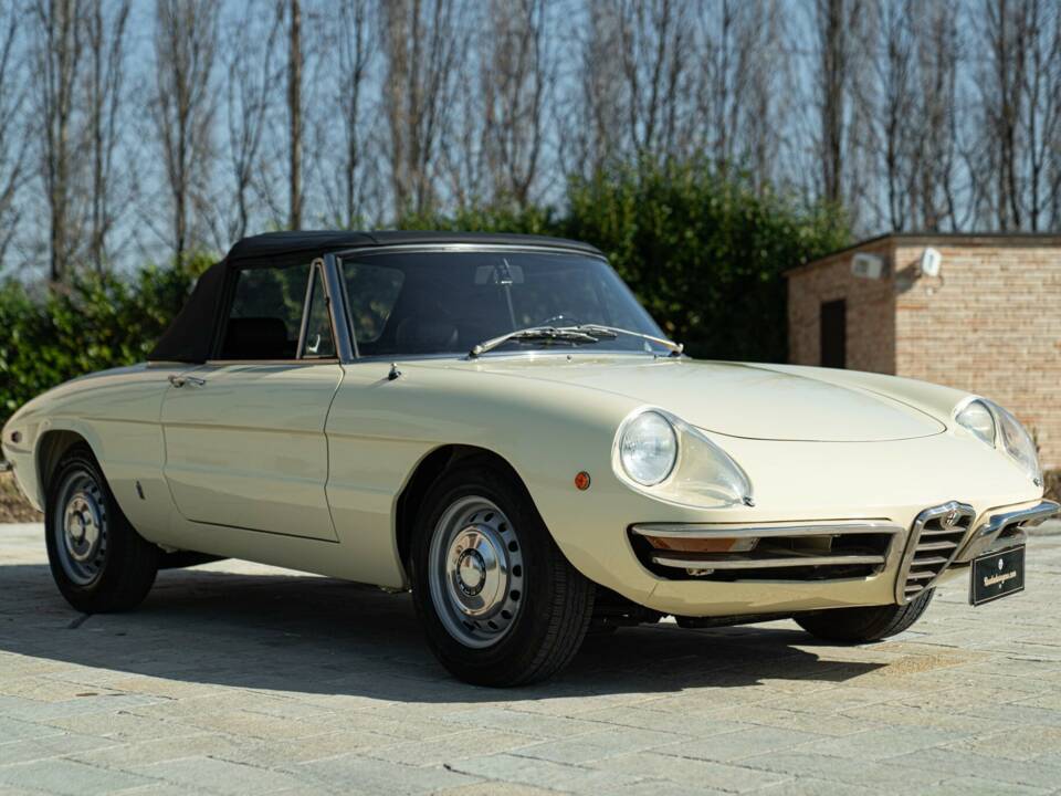 Image 3/50 of Alfa Romeo 1750 Spider Veloce (1969)