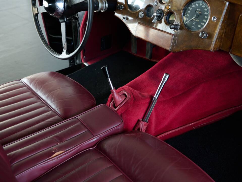 Image 40/48 of Jaguar XK 120 FHC (1954)