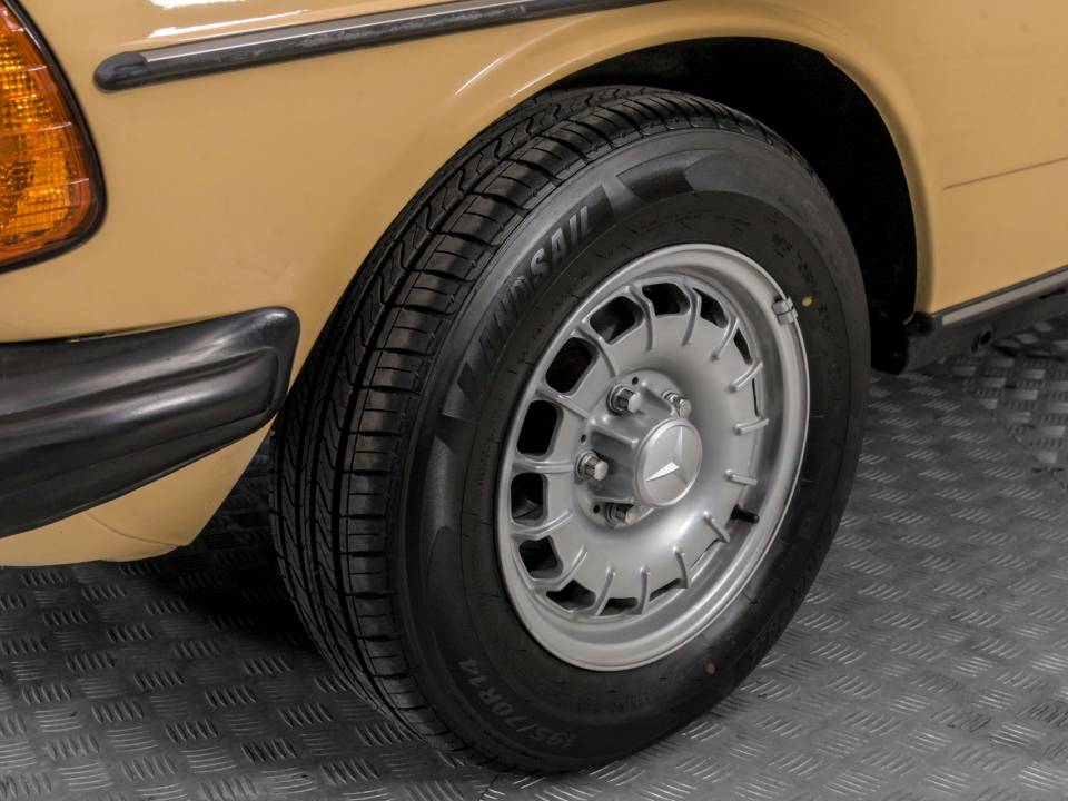 Image 25/50 de Mercedes-Benz 300 TD Turbodiesel (1980)