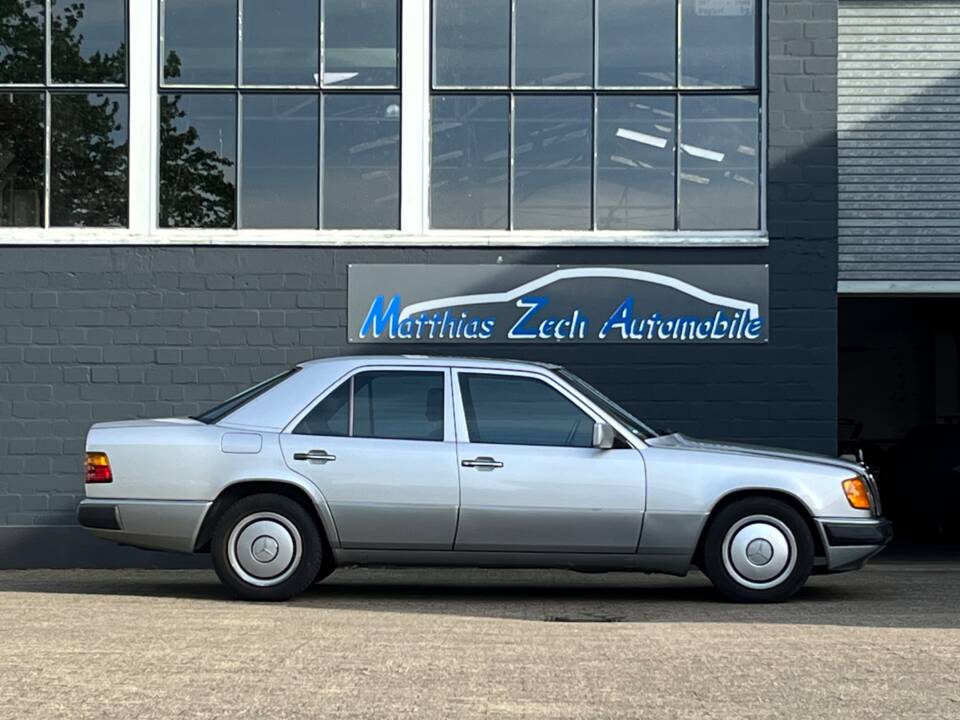 Imagen 12/48 de Mercedes-Benz 200 E (1991)