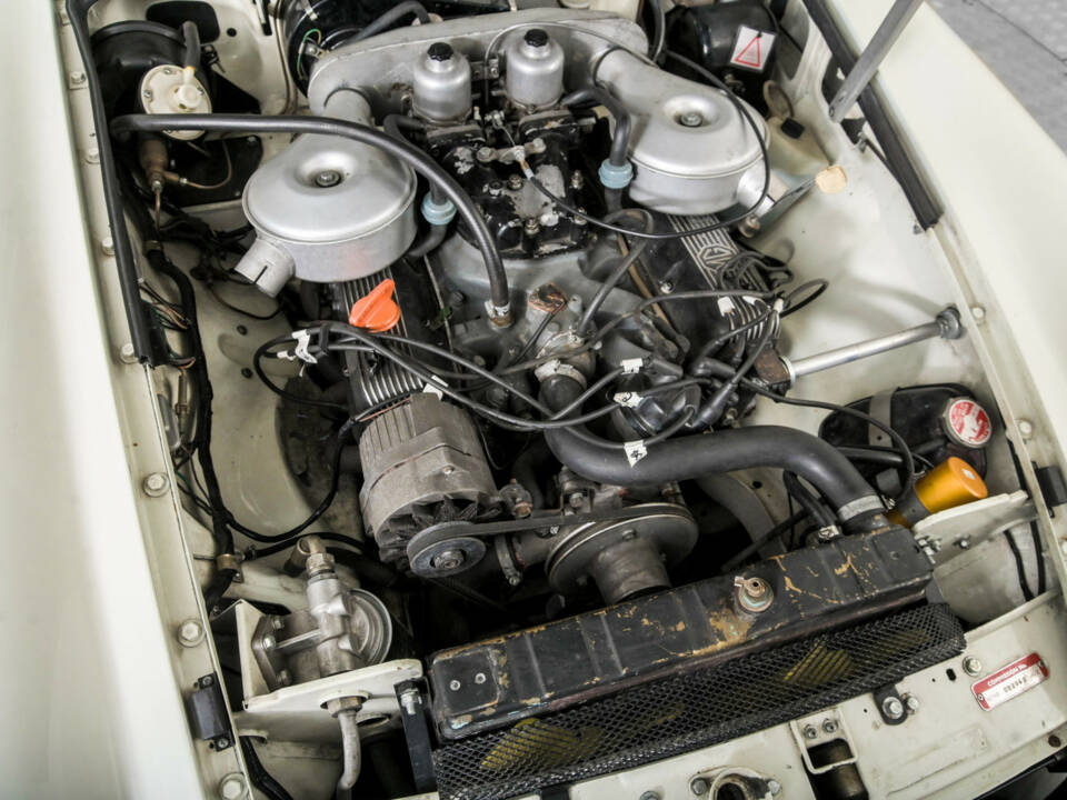 Image 39/50 of MG MGB GT V8 (1975)