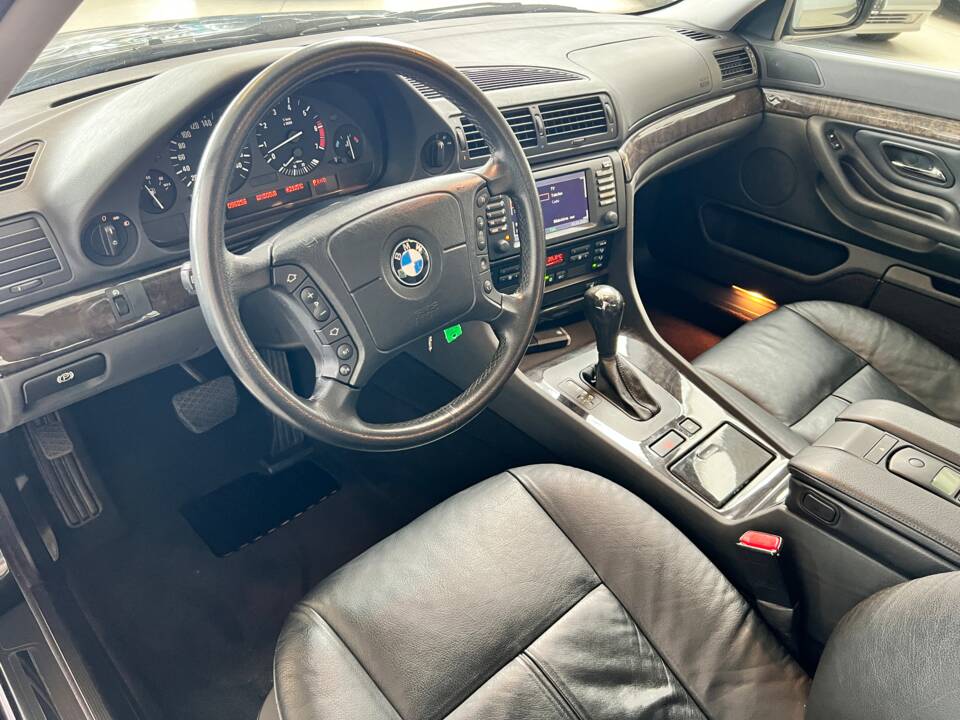 Immagine 23/48 di BMW 740i (2001)