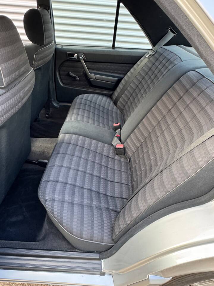 Bild 20/41 von Mercedes-Benz 190 E 2.0 (1992)