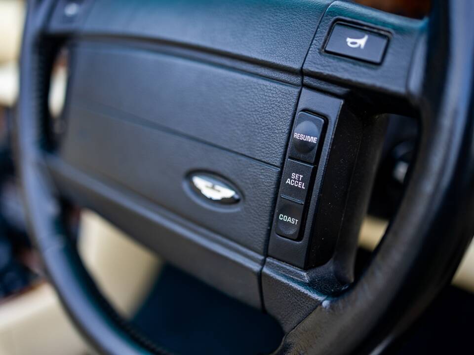 Image 33/50 of Aston Martin Virage Volante (1997)