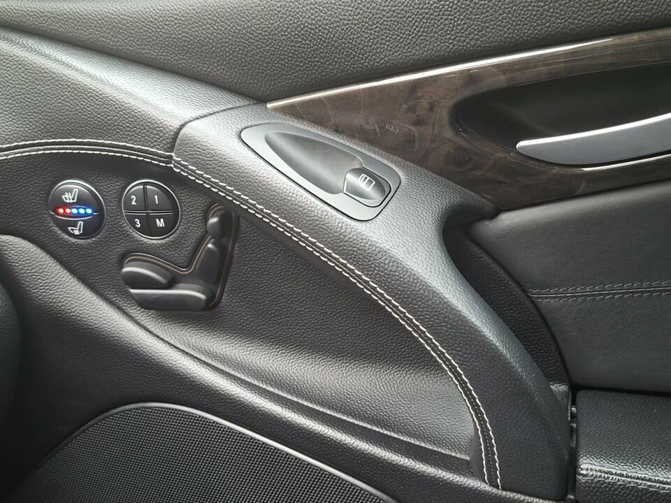 Image 14/30 of Mercedes-Benz SL 350 "Edition 50" (2004)