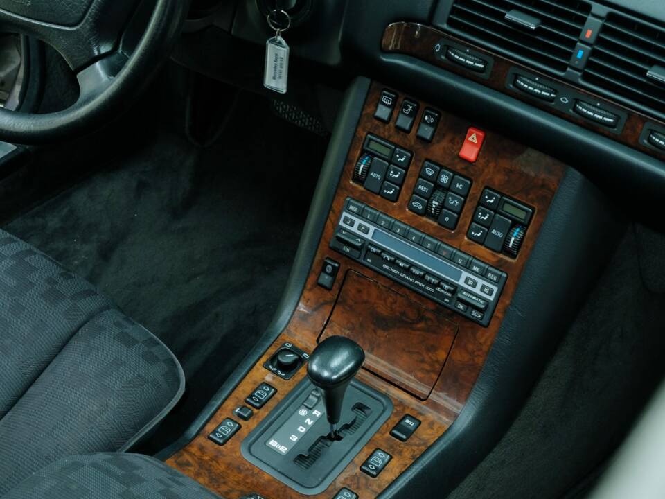 Bild 30/50 von Mercedes-Benz 400 SE (1991)