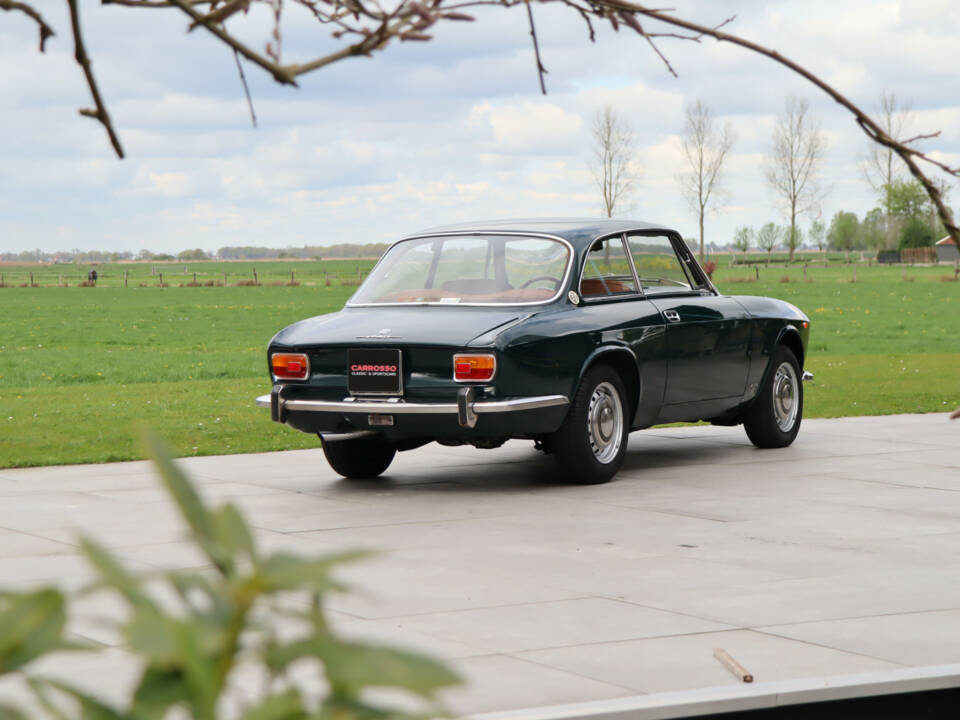 Image 9/50 of Alfa Romeo 1750 GT Veloce (1971)