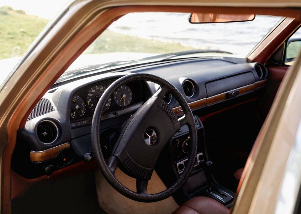 Image 7/8 of Mercedes-Benz 280 E (1976)