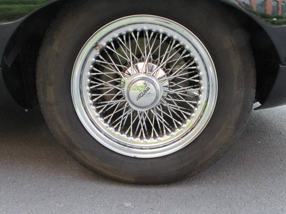 Image 17/24 of Jaguar E-Type (1970)