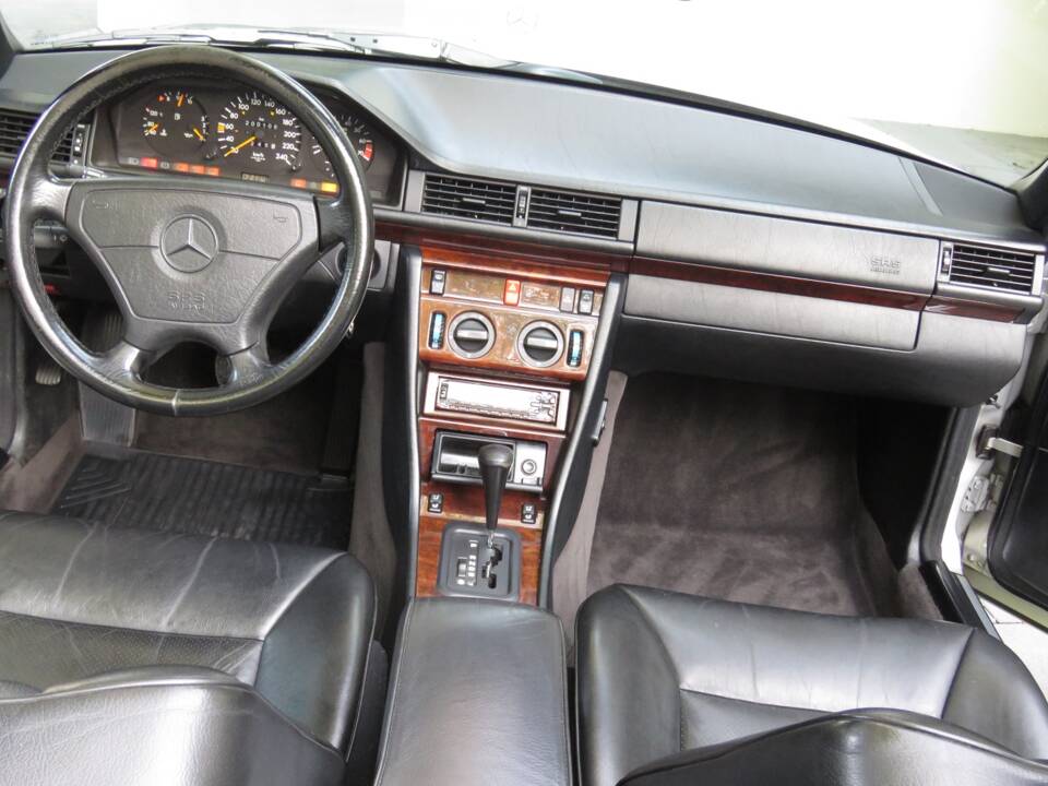 Image 25/39 of Mercedes-Benz E 200 (1996)