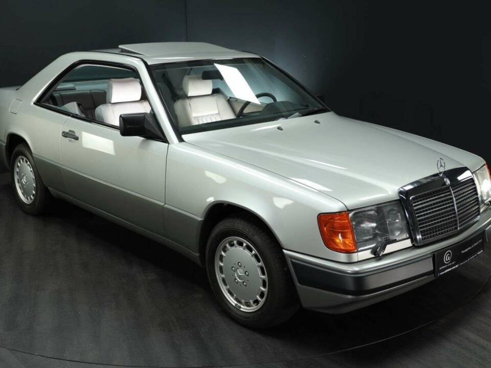 Afbeelding 8/50 van Mercedes-Benz 230 CE (1988)