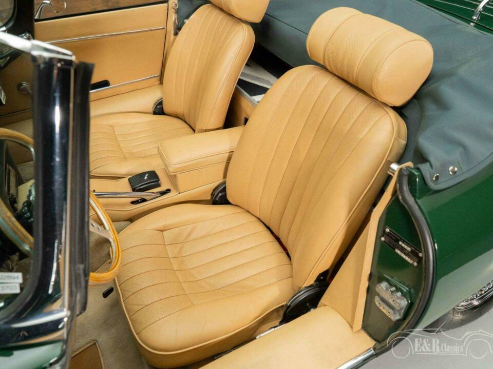 Image 13/19 of Jaguar E-Type (1970)