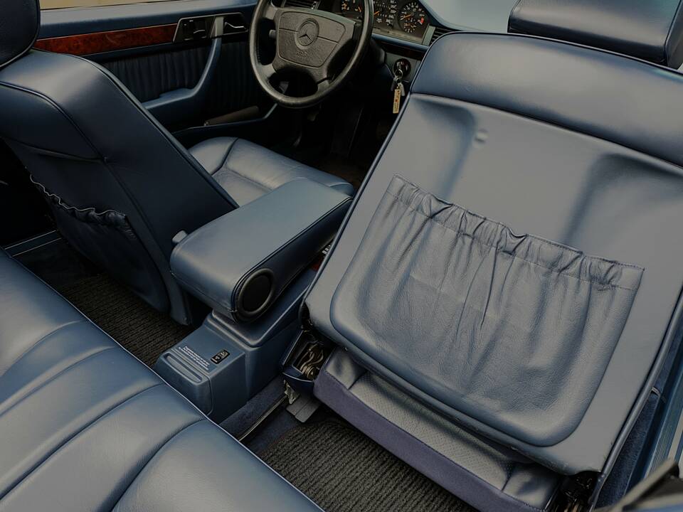 Image 27/69 of Mercedes-Benz E 320 (1994)