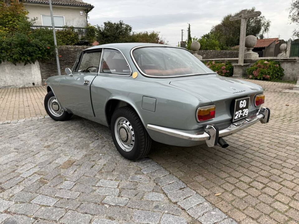 Image 23/53 of Alfa Romeo 1750 GT Veloce (1971)