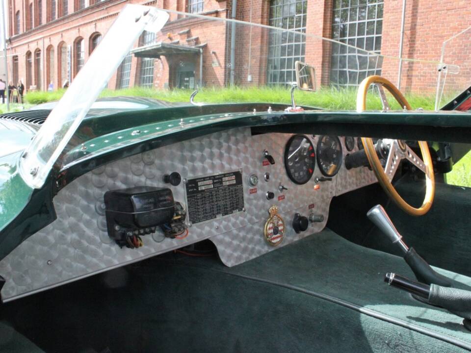 Image 11/16 of Jaguar D-Type (1964)