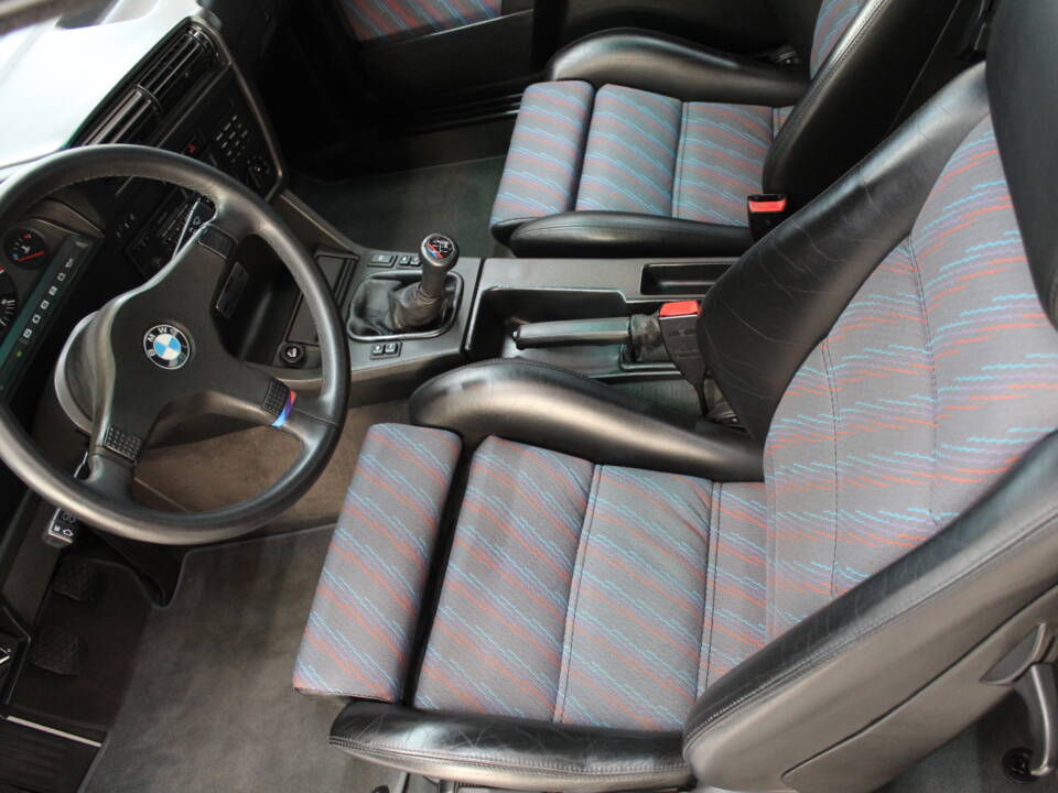 Image 21/36 of BMW M3 Cecotto (1989)